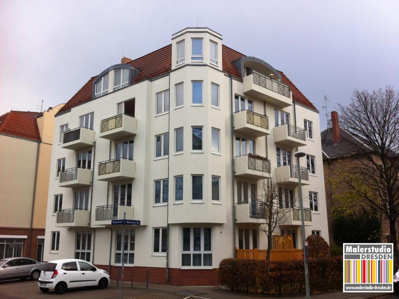 Fassadenarbeiten und Anstrich an einem Wohnhaus