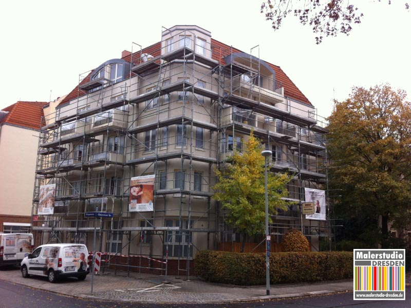 Fassadenarbeiten und Anstrich an einem Wohnhaus